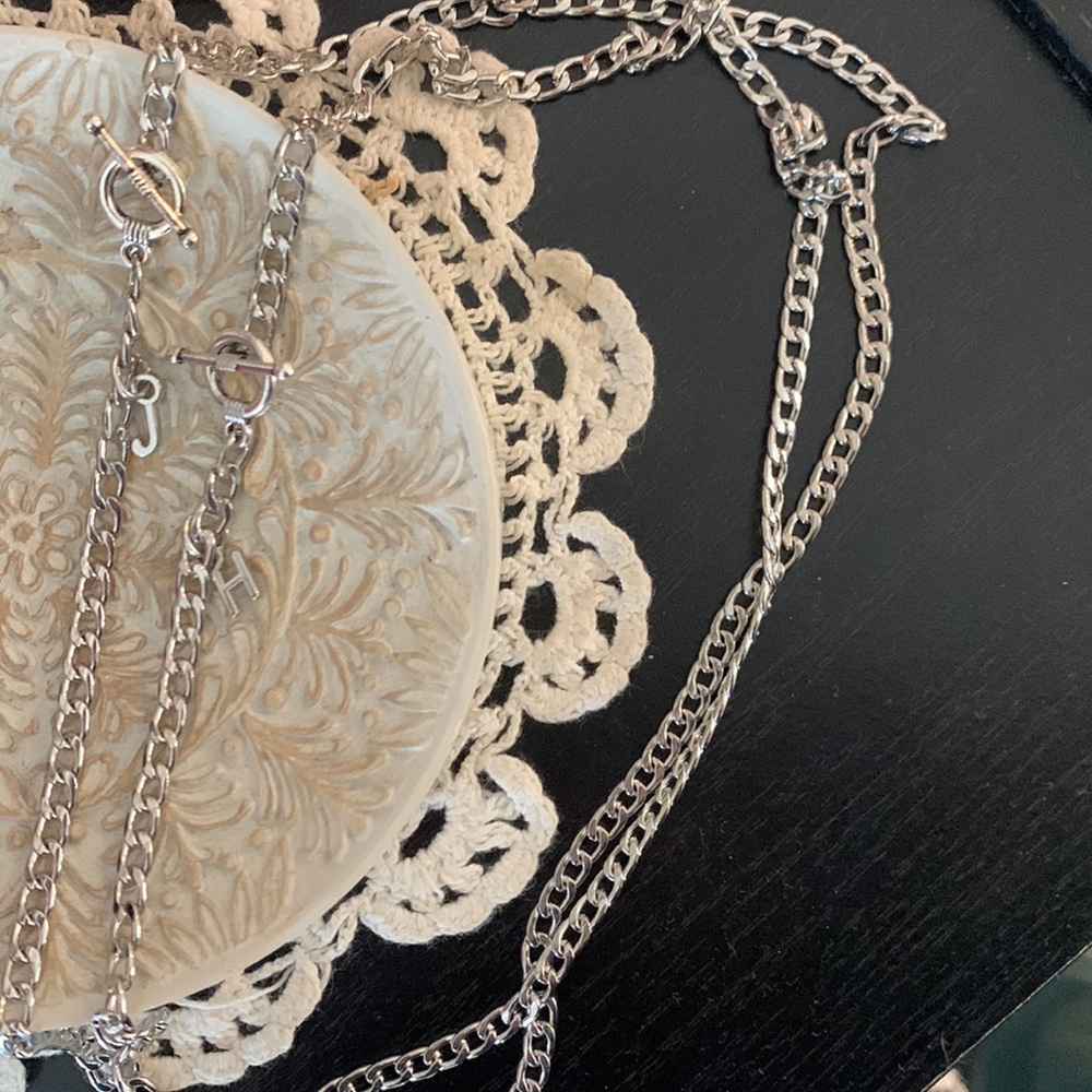 THE TOGGLE NECKLACE Silver chain necklace with initial pendant